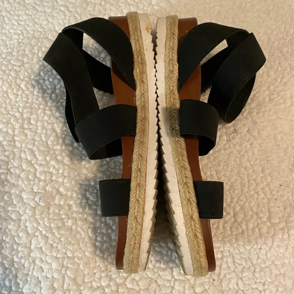 Dream Pairs Black and Tan Sandals size 10 - Picture 4 of 6